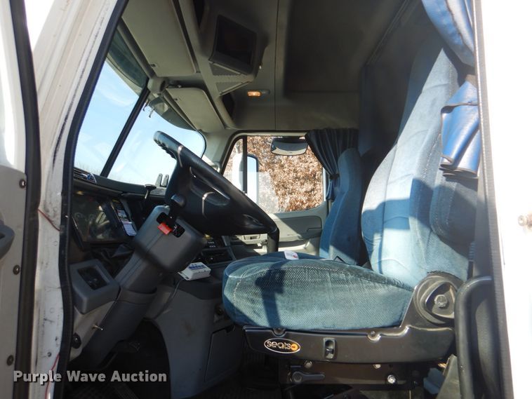 image for item GF9001 2009 Freightliner Business Class M2 semi truck