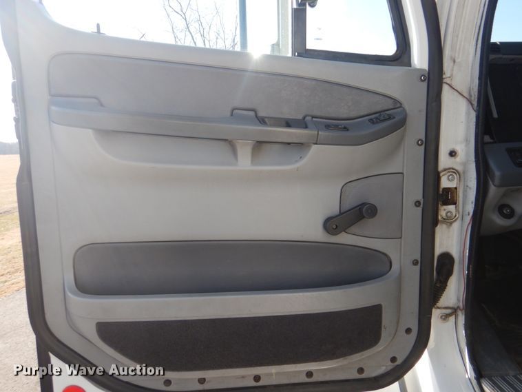 image for item GF9001 2009 Freightliner Business Class M2 semi truck