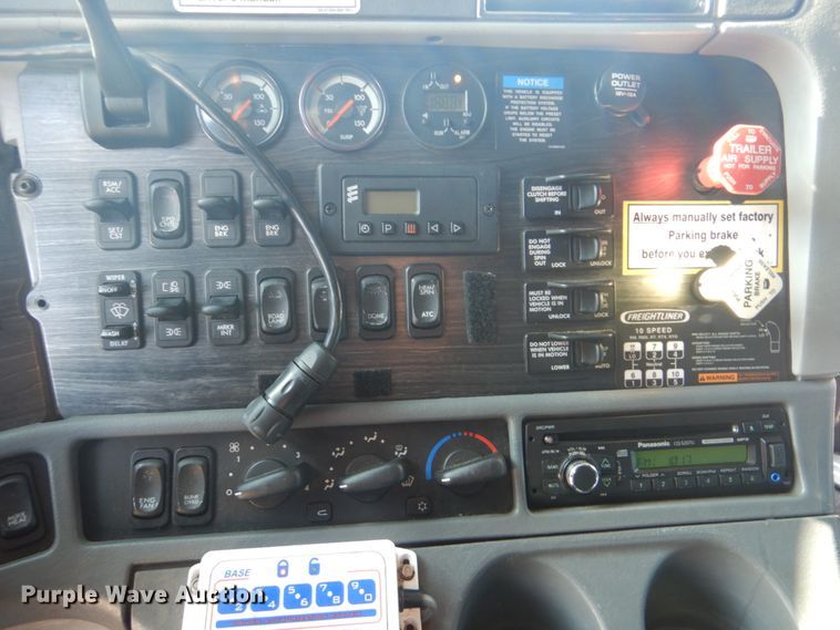 image for item GF9001 2009 Freightliner Business Class M2 semi truck