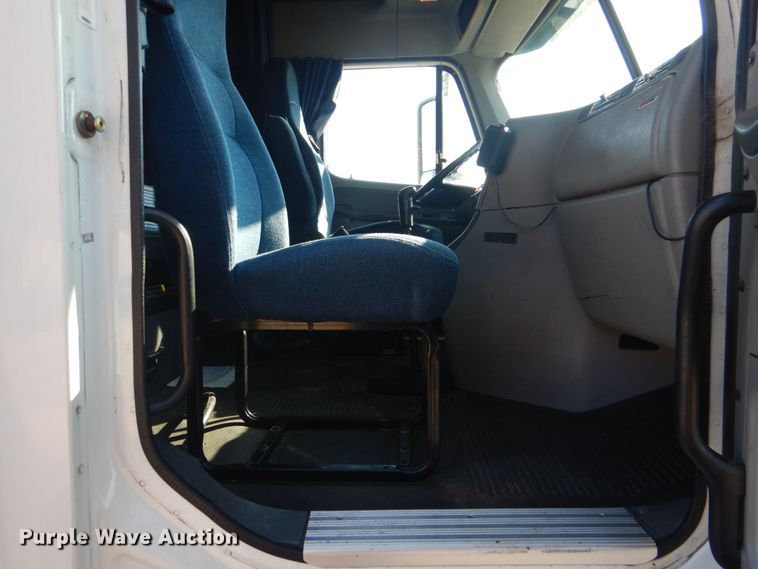 image for item GF9001 2009 Freightliner Business Class M2 semi truck