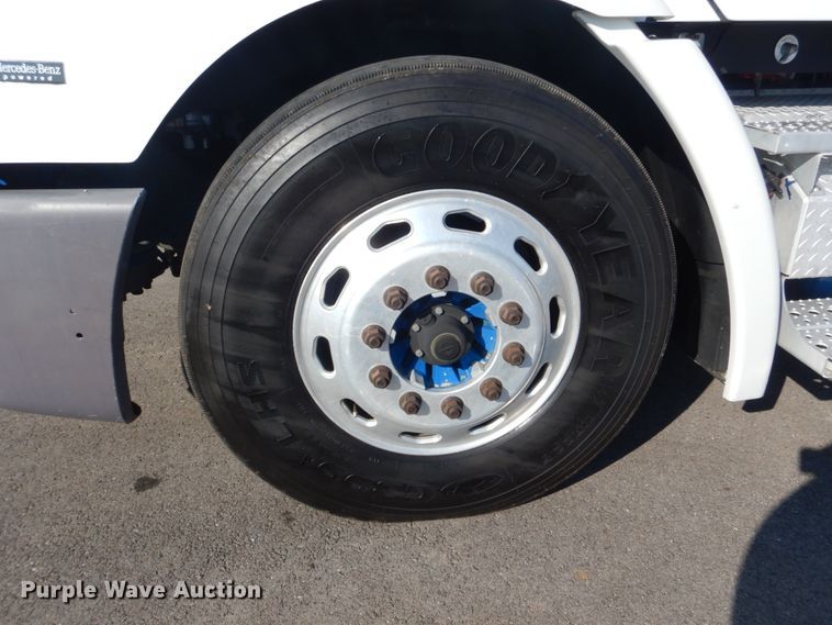 image for item GF9001 2009 Freightliner Business Class M2 semi truck