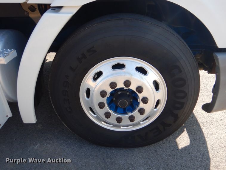 image for item GF9001 2009 Freightliner Business Class M2 semi truck