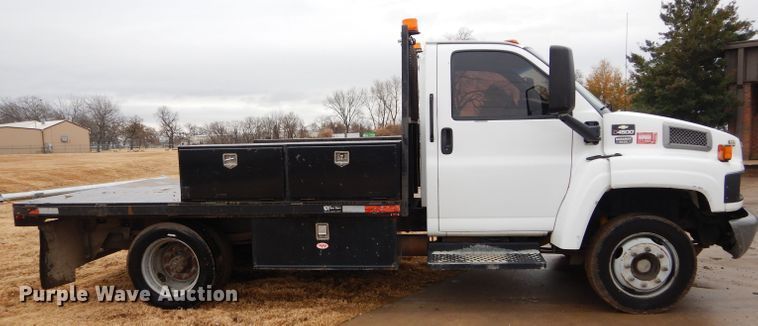 image for item GF9847 2003 Chevrolet C4500 flatbed truck