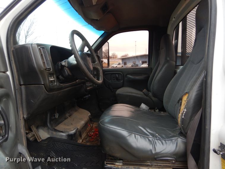 image for item GF9847 2003 Chevrolet C4500 flatbed truck