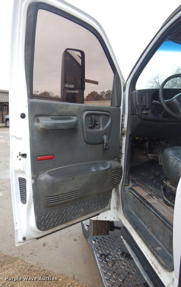 image for item GF9847 2003 Chevrolet C4500 flatbed truck