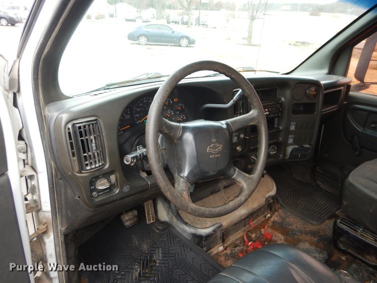 image for item GF9847 2003 Chevrolet C4500 flatbed truck