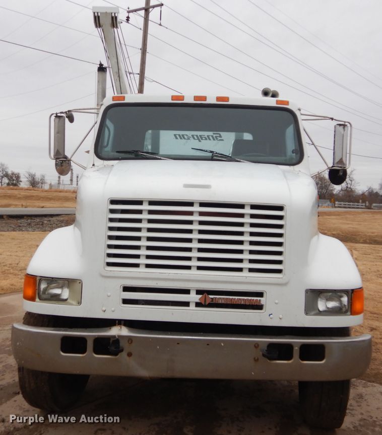 image for item GF9851 1990 International 7100 service truck with crane