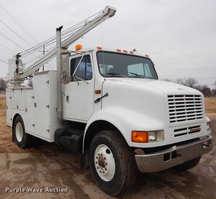 image for item GF9851 1990 International 7100 service truck with crane