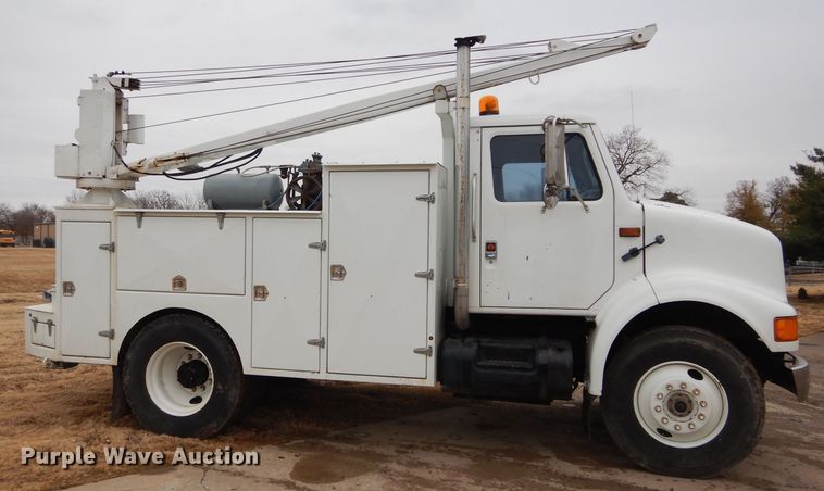 image for item GF9851 1990 International 7100 service truck with crane