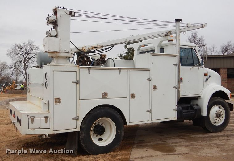 image for item GF9851 1990 International 7100 service truck with crane
