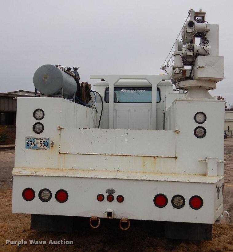 image for item GF9851 1990 International 7100 service truck with crane