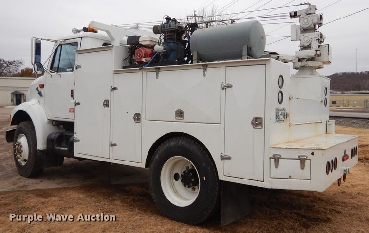 image for item GF9851 1990 International 7100 service truck with crane