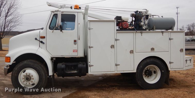 image for item GF9851 1990 International 7100 service truck with crane