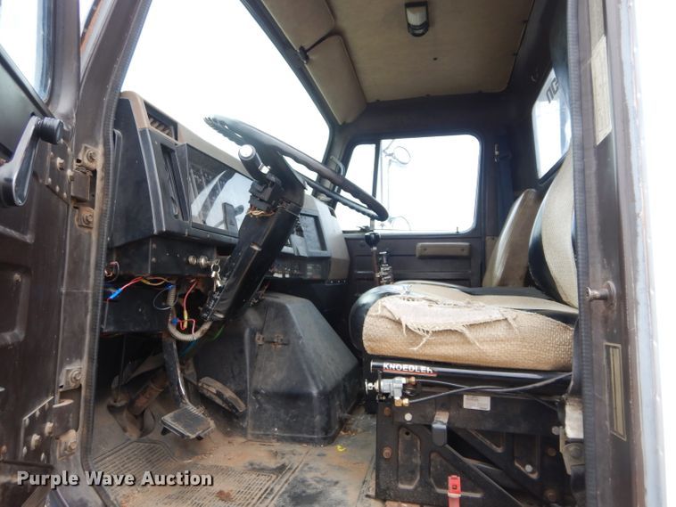 image for item GF9851 1990 International 7100 service truck with crane