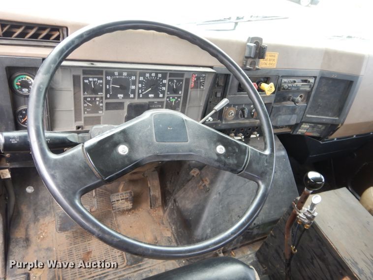 image for item GF9851 1990 International 7100 service truck with crane