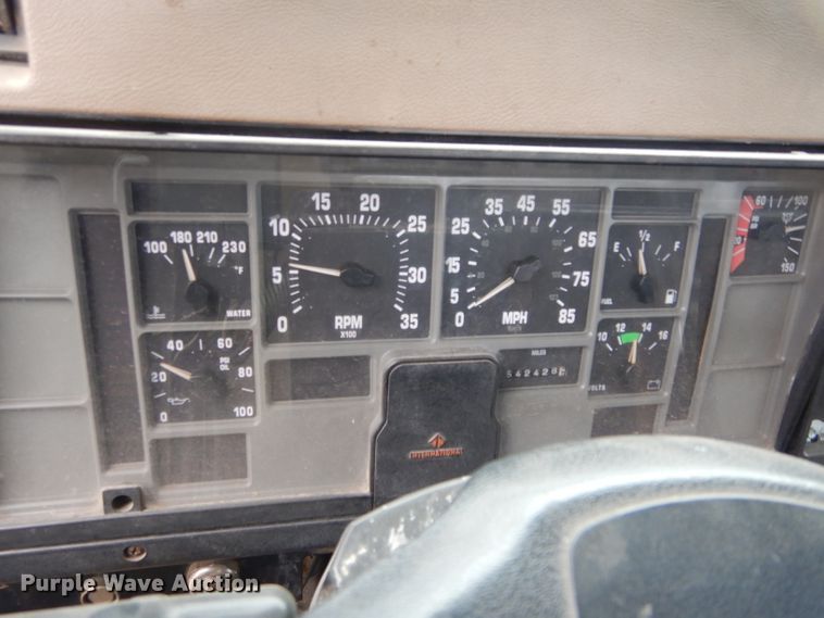 image for item GF9851 1990 International 7100 service truck with crane