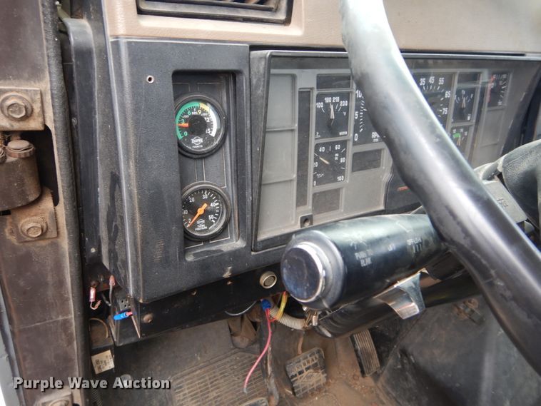 image for item GF9851 1990 International 7100 service truck with crane