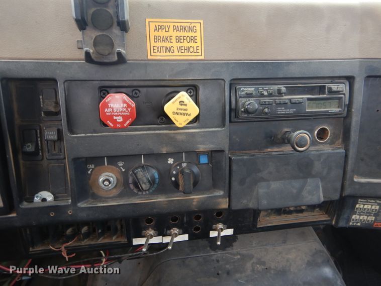 image for item GF9851 1990 International 7100 service truck with crane