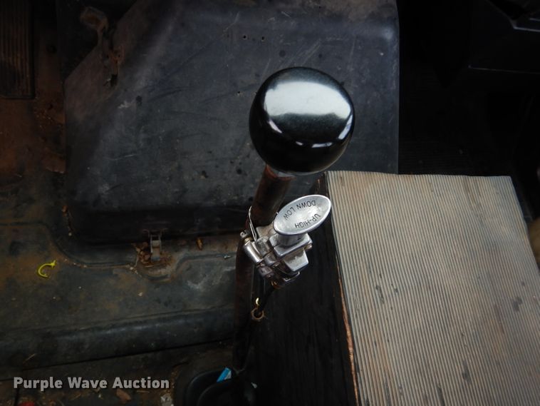 image for item GF9851 1990 International 7100 service truck with crane