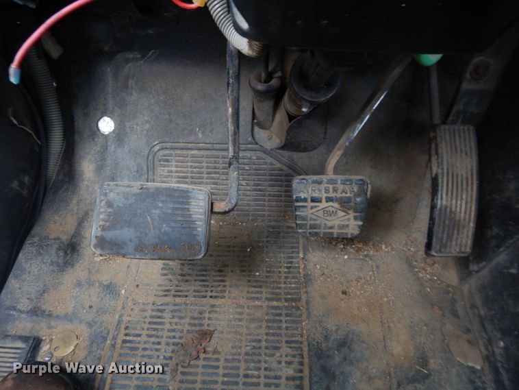 image for item GF9851 1990 International 7100 service truck with crane