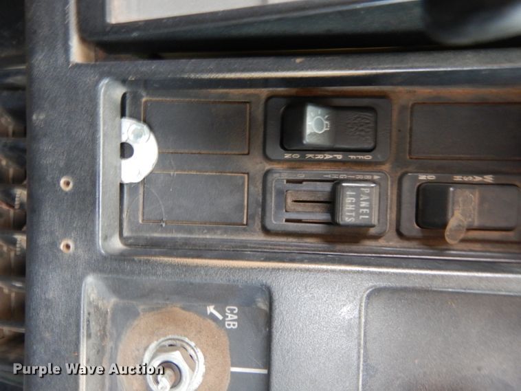 image for item GF9851 1990 International 7100 service truck with crane