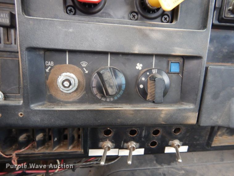 image for item GF9851 1990 International 7100 service truck with crane