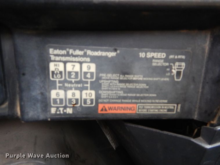 image for item GF9851 1990 International 7100 service truck with crane