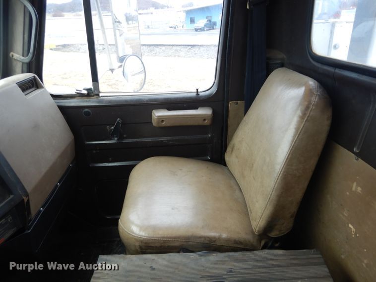 image for item GF9851 1990 International 7100 service truck with crane