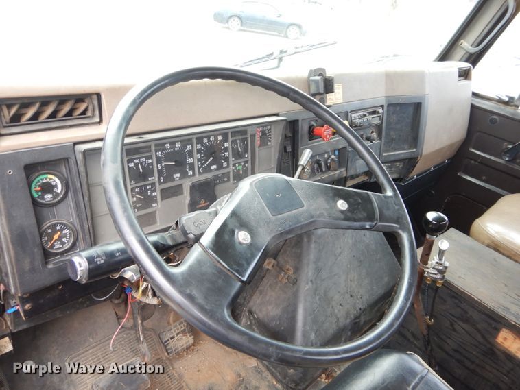 image for item GF9851 1990 International 7100 service truck with crane