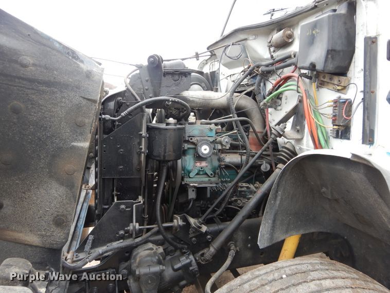 image for item GF9851 1990 International 7100 service truck with crane