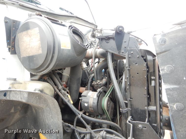 image for item GF9851 1990 International 7100 service truck with crane