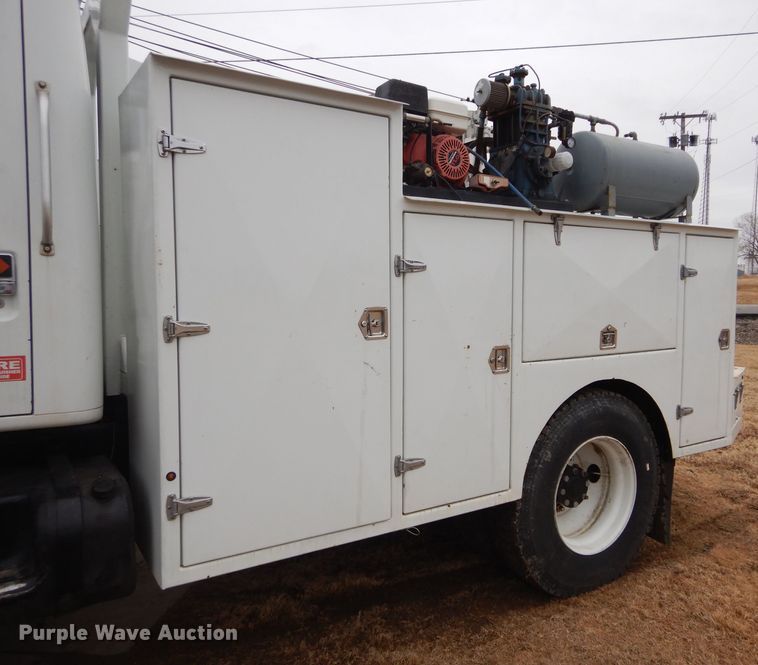 image for item GF9851 1990 International 7100 service truck with crane