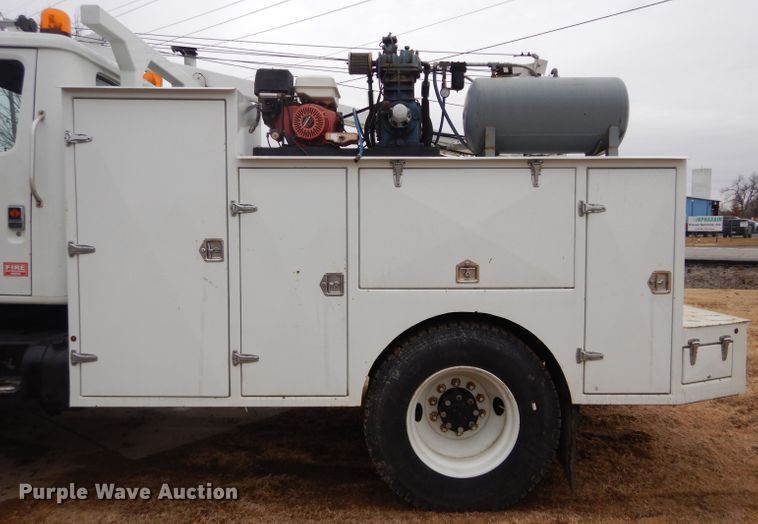 image for item GF9851 1990 International 7100 service truck with crane