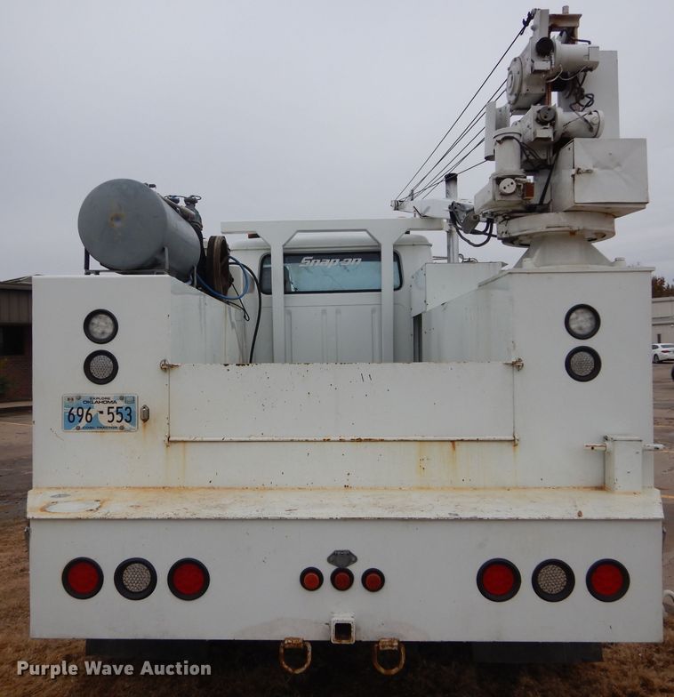 image for item GF9851 1990 International 7100 service truck with crane