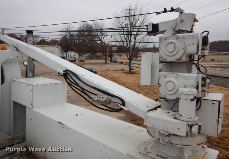 image for item GF9851 1990 International 7100 service truck with crane