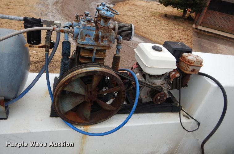 image for item GF9851 1990 International 7100 service truck with crane