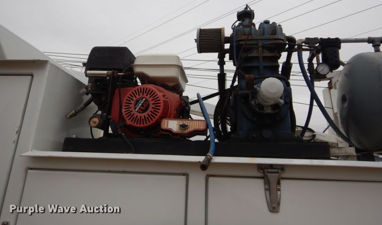 image for item GF9851 1990 International 7100 service truck with crane