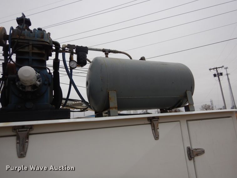 image for item GF9851 1990 International 7100 service truck with crane