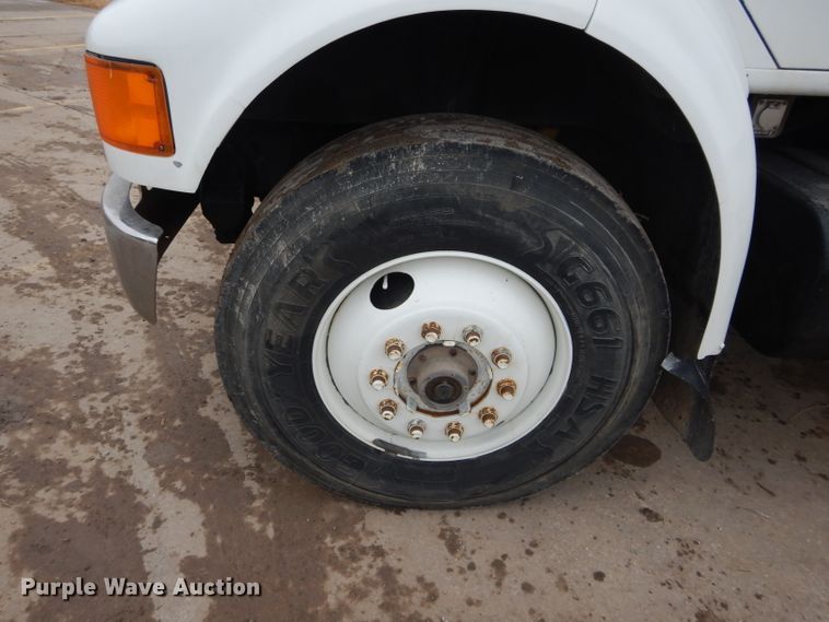 image for item GF9851 1990 International 7100 service truck with crane