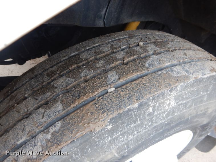 image for item GF9851 1990 International 7100 service truck with crane