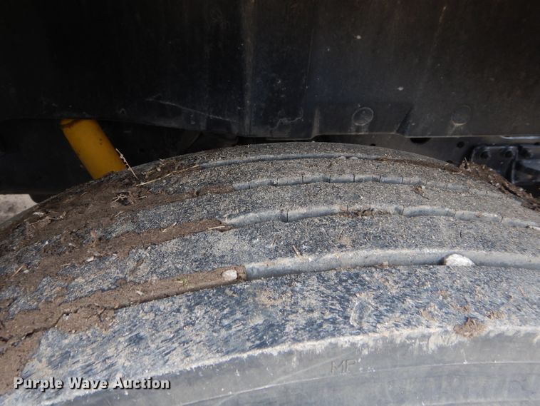 image for item GF9851 1990 International 7100 service truck with crane