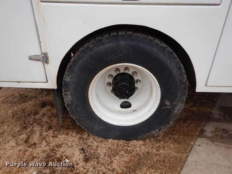 image for item GF9851 1990 International 7100 service truck with crane