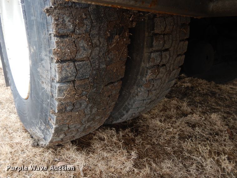 image for item GF9851 1990 International 7100 service truck with crane