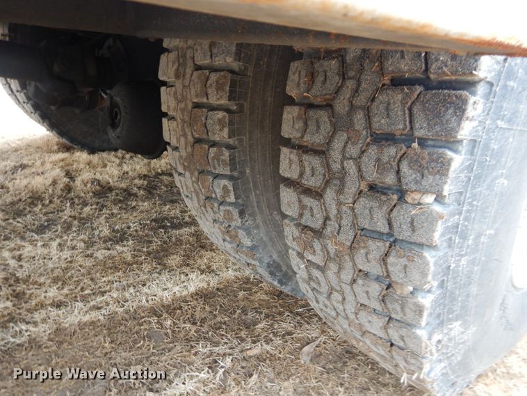 image for item GF9851 1990 International 7100 service truck with crane