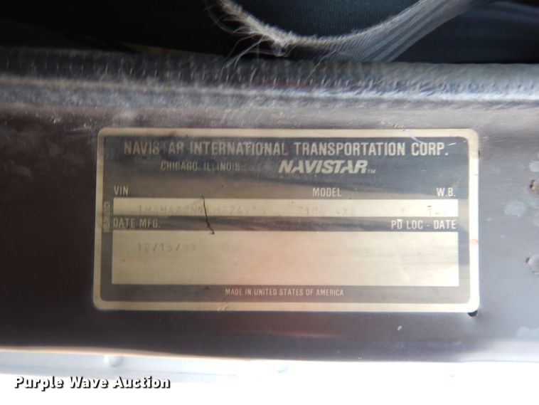 image for item GF9851 1990 International 7100 service truck with crane