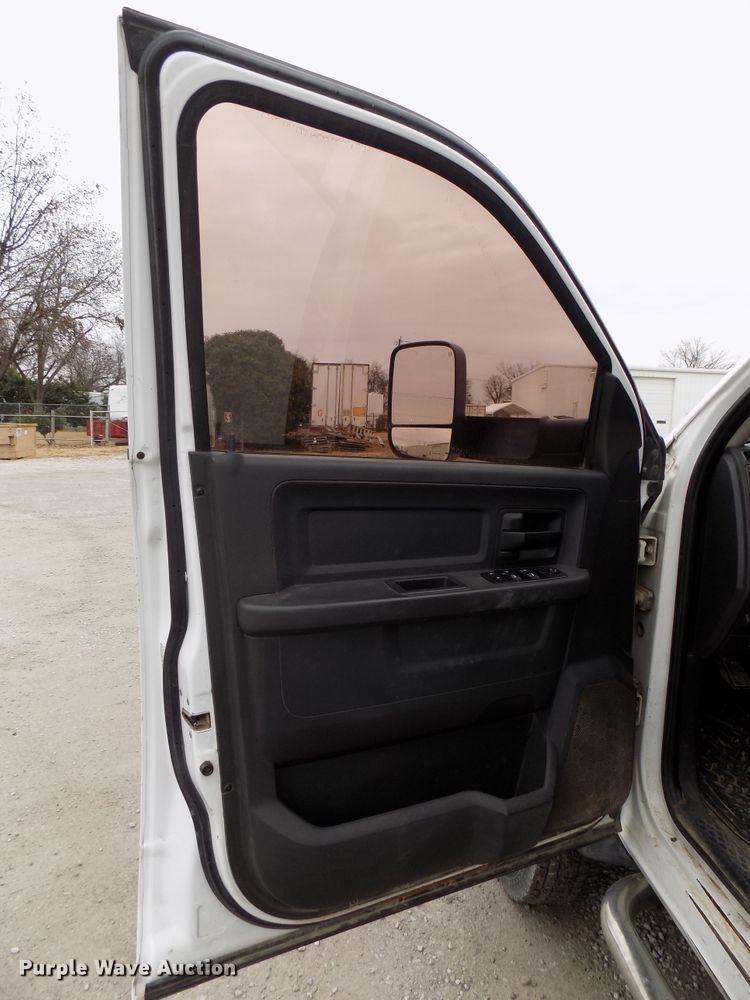 image for item GF9865 2012 Dodge Ram 5500HD truck cab and chassis