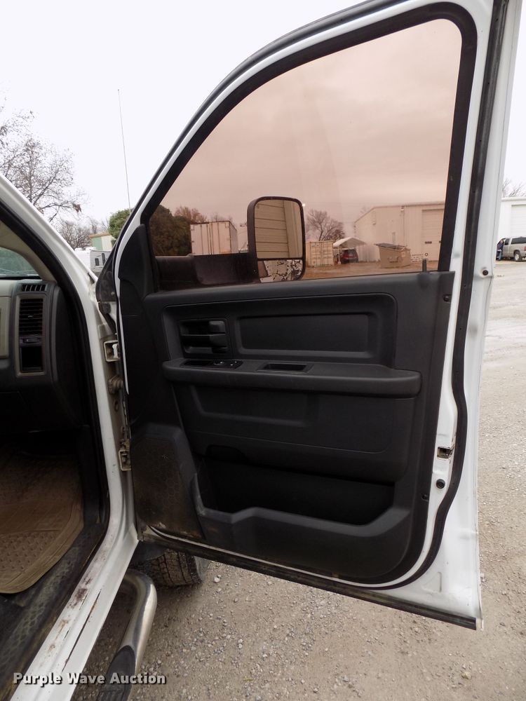 image for item GF9865 2012 Dodge Ram 5500HD truck cab and chassis