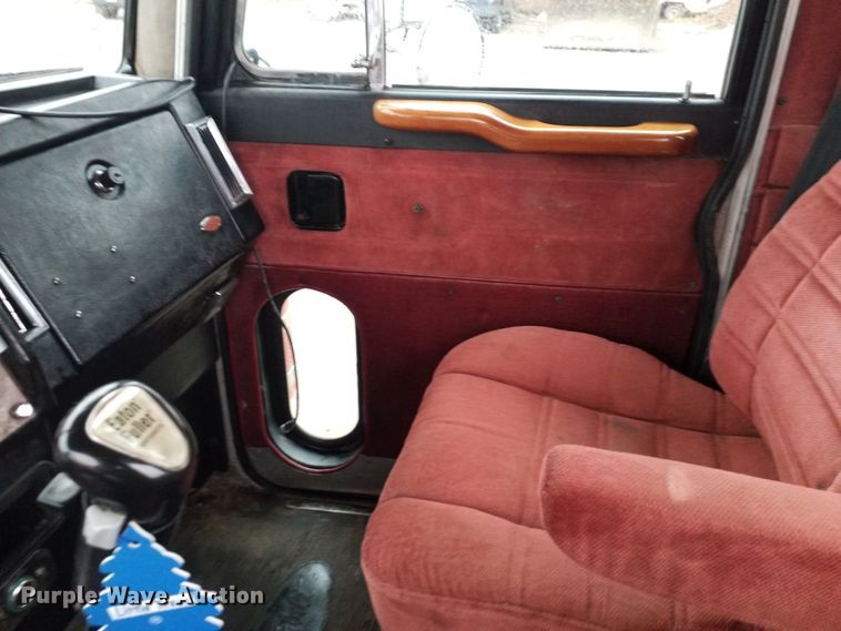 image for item GJ9165 1996 Peterbilt 379 semi truck