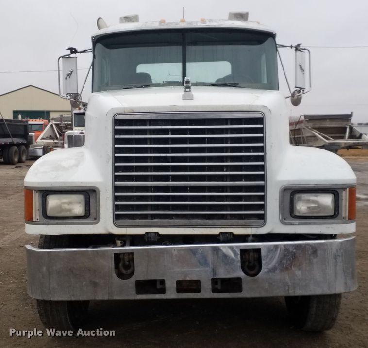 image for item GJ9166 2001 Mack CH613 semi truck