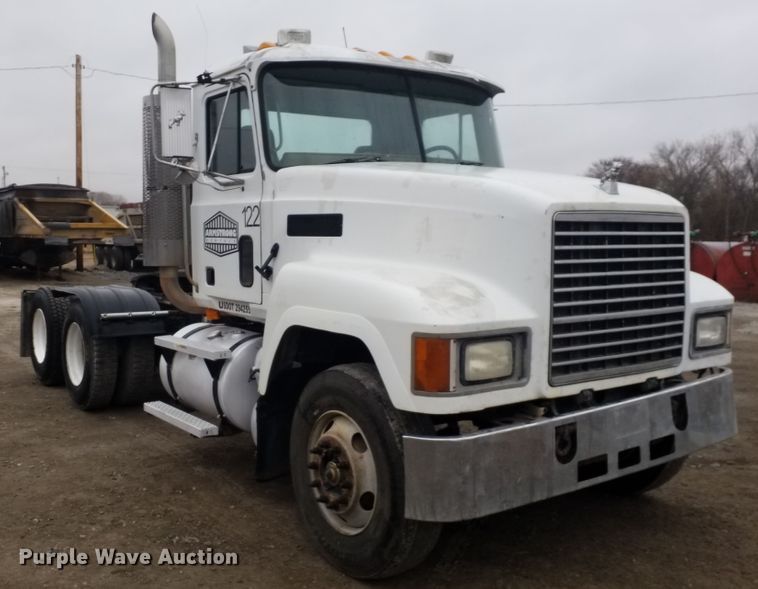 image for item GJ9166 2001 Mack CH613 semi truck